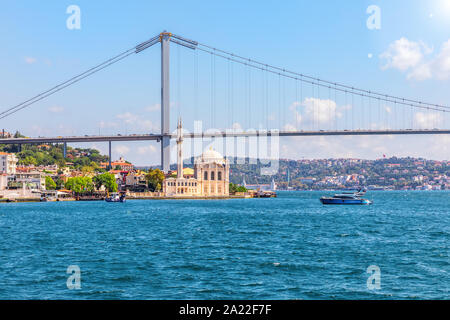 La Moschea Ortakoy sotto il ponte sul Bosforo, Istanbul, Turchia Foto Stock