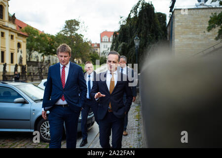 Praga, Repubblica Ceca. Il 30 settembre, 2019. Tomas Petricek (l-r), il ministro degli Esteri della Repubblica ceca e Heiko Maas (SPD), il ministro degli Affari Esteri, lascia la carica di ministro degli Affari esteri della Repubblica ceca dopo colloqui comuni. Credito: Gregor Fischer/dpa/Alamy Live News Foto Stock