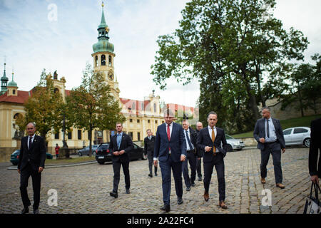 Praga, Repubblica Ceca. Il 30 settembre, 2019. Tomas Petricek (l-r), il ministro degli Esteri della Repubblica ceca e Heiko Maas (SPD), il ministro degli Affari Esteri, lascia la carica di ministro degli Affari esteri della Repubblica ceca dopo colloqui comuni. Credito: Gregor Fischer/dpa/Alamy Live News Foto Stock