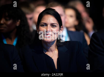 Manchester, Regno Unito. Il 30 settembre, 2019. Priti Patel, Segretario di Stato per il dipartimento di casa e MP per Witham assiste giorno due del congresso del Partito Conservatore di Manchester. Credito: Russell Hart/Alamy Live News Foto Stock