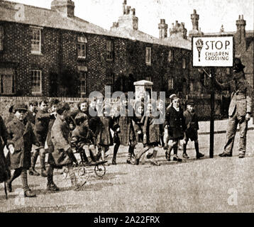 Un vintage foto di un inglese 'lollipop man' (attraversamento scuola ufficiale di pattuglia) negli anni Trenta del Novecento (quando il 'lollipop' è stato effettivamente oblunga Foto Stock