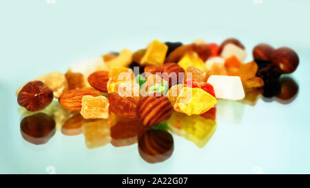 Tutti frutti. Mix di frutta secca (uva passa, cedro, mango) e dadi (mandorle, nocciole) sulla superficie dello specchio come se sospese nell'aria. Per la adver Foto Stock