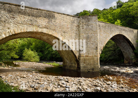 Pietra Ponte Downholme su Cat Bank Road sul fiume Swale in Swaledale Yorkshire Dales National Park in Inghilterra Foto Stock