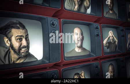 Diversi ritratti di persone con tristi o arrabbiati espressioni all'interno di vecchi televisori. Foto Stock