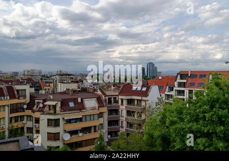 Quartiere residenziale con nuove case moderne sullo sfondo di un paesaggio urbano nella capitale bulgara di Sofia, Bulgaria Foto Stock