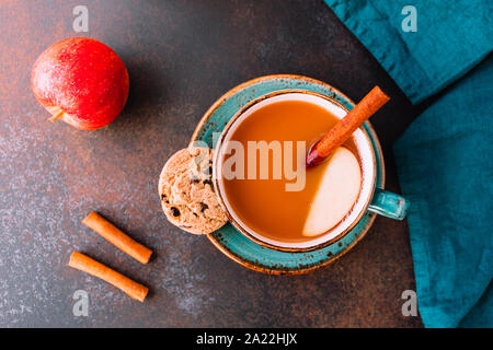 Inverno chai speziato sidro di mela con tè Assam, la cannella, lo zenzero, il cardamomo e latte di mandorla. Il Natale o il giorno del Ringraziamento accogliente appartamento laici. Foto Stock