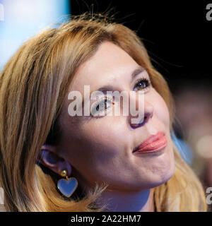 Centrale di Manchester, Manchester, Regno Unito. Il 30 settembre 2019. Carrie Symonds, al Partito Conservatore Conferenza d'autunno. Carrie Symonds è un conservatore britannico e di pubbliche relazioni specializzata che è il partner attuale del Primo Ministro del Regno Unito, Boris Johnson. Lei è il primo partner non sposato di un primo ministro di risiedere in 10 di Downing Street. Carrie è stato in prima fila della sala per ascoltare Sajid Javid il discorso. Foto di Julie Edwards./Alamy Live News Foto Stock