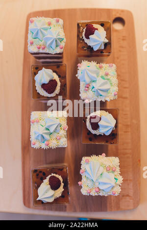 Candy Bar. Delizioso buffet di dolci con tortine e torta-pop. Vacanze dolci buffet con tortine e altri dolci in verde, blu e toni di colore arancione Foto Stock