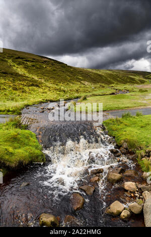 Nuvole scure su Ford a ribalta Gill cancello sulla Bleaberry Gill stream vicino Langthwaite North Yorkshire, Inghilterra Foto Stock