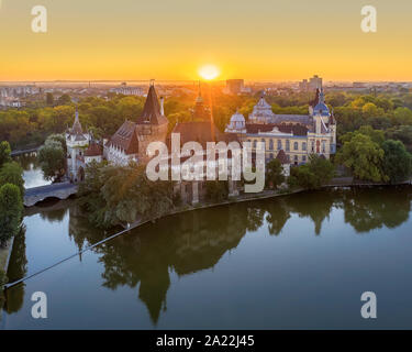 Castello di vadjahunyad nel parco della città di Budapest, in Ungheria con incredibili luci del mattino. L'Europa, Ungheria, Buedapest, Castello Vajdahunyad Foto Stock