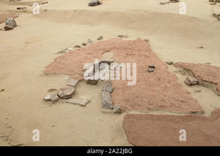 Artefatti preistorici, regime di pietra altri risultati all'interno di Lepenski Vir AKA Lepena idromassaggio, un importante sito archeologico del mesolitico cancelli di ferro la cultura dei Balcani, con vista del fiume Danubio, Boljetin, Serbia. Foto Stock