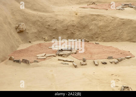 Artefatti preistorici, regime di pietra altri risultati all'interno di Lepenski Vir AKA Lepena idromassaggio, un importante sito archeologico del mesolitico cancelli di ferro la cultura dei Balcani, con vista del fiume Danubio, Boljetin, Serbia. Foto Stock