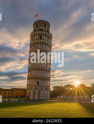 Torre pendente di Pisa con Rising Sun e cloudly sky. L'Europa, Italia, Toscana, Pisa. Foto Stock