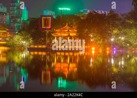 HANOI, VIETNAM - Dicembre 13, 2015: Jade Mountain tempio sul lago Hoan Kiem nella notte cityscape Foto Stock