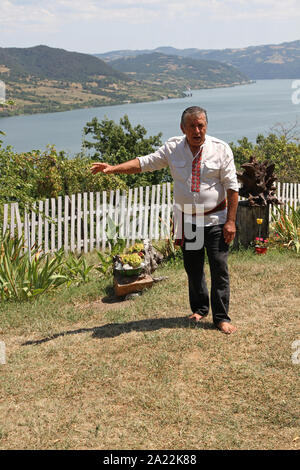 Host e guida turistica sul capitano Misha Hill Eco-Gallery, Karapacos, inferiore Milanovac, Serbia. Foto Stock