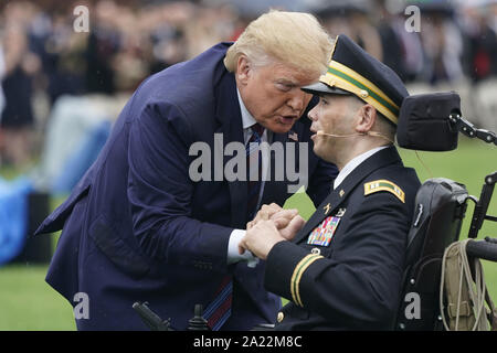 Arlington, Virginia, Stati Uniti d'America. Il 30 settembre, 2019. Il Presidente degli Stati Uniti, Trump parla con l esercito capitano Luis Avila dopo il canto ''Dio benedica l America'' durante le forze armate nella cerimonia di benvenuto in onore del ventesimo presidente del Joint Chiefs di staff Mark Milley a base comune Myer in Virginia, Settembre 30, 2019 Credit: Chris Kleponis/CNP/ZUMA filo/Alamy Live News Foto Stock