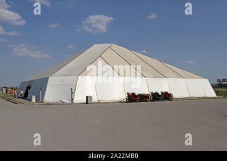 Antichi carri romani al di fuori del Viminacium o Viminatium vicino all'ingresso, un antico campo militare romano nella vecchia provincia romana di Moesia (odierna Serbia), Kostolac, Branichevo distretto, Serbia. Foto Stock