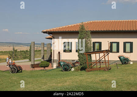 Replica moderna del Centurione Romano la casa presso l'ala sinistra presso domus scientiarum viminacium / casa scienziati viminacium, scientifico, scienza e centro di ricerca, Kostolac, Branichevo distretto, Serbia. Foto Stock