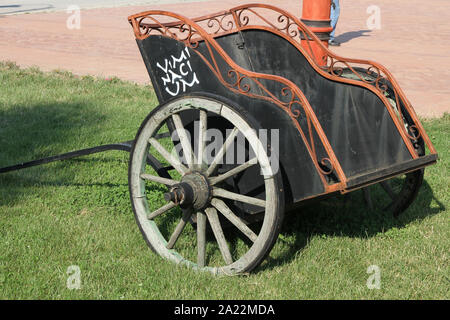 Antica Romana due ruote di carro sul prato ormai appartenente alla domus scientiarum viminacium / casa scienziati viminacium, scientifico, scienza e centro di ricerca, Kostolac, Branichevo distretto, Serbia. Foto Stock