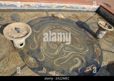 Fontana centrale piscina nella moderna replica del centurione romano di abitazione, presso domus scientiarum viminacium / casa scienziati viminacium, scientifico, scienza e centro di ricerca, Kostolac, Branichevo distretto, Serbia. Foto Stock