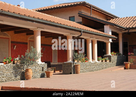 L'ala destra della moderna replica del centurione romano di abitazione, presso domus scientiarum viminacium / casa scienziati viminacium, scientifico, scienza e centro di ricerca, Kostolac, Branichevo distretto, Serbia. Foto Stock