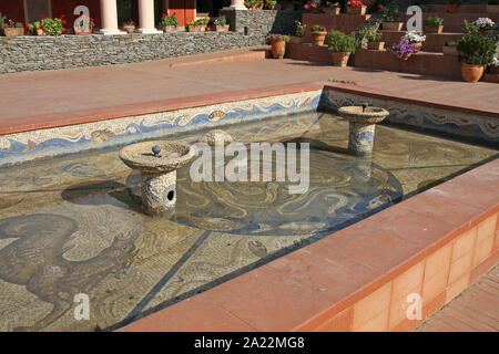 Vecchia fontana piscina e nei dintorni di piante in vaso presso il moderno replica del centurione romano di abitazione, presso domus scientiarum viminacium / casa scienziati viminacium, scientifico, scienza e centro di ricerca, Kostolac, Branichevo distretto, Serbia. Foto Stock