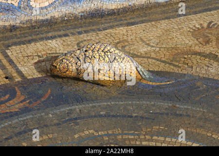 Pesce piastrella Mosaico scultura all'interno della fontana centrale piscina nella moderna replica del centurione romano di abitazione, presso domus scientiarum viminacium / casa scienziati viminacium, scientifico, scienza e centro di ricerca, Kostolac, Branichevo distretto, Serbia. Foto Stock