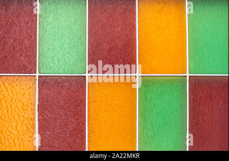 Finestra di vetro colorato. Colorate in vetro quadrate nel frame. Il rosso, il verde e il giallo di vetro. Lo sfondo o la texture Foto Stock