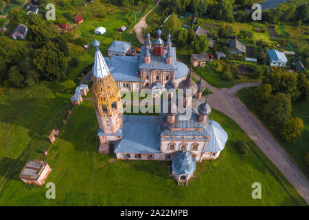 Vista superiore della vecchia chiesa nel villaggio di Parskoe su un pomeriggio di settembre (fotografia aerea). Nella regione di Ivanovo, Russia Foto Stock