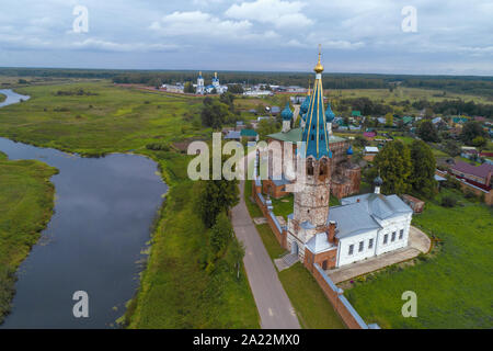 Vista di antichi templi del villaggio di Dunilovo su un nuvoloso giorno di settembre. Nella regione di Ivanovo, Russia Foto Stock