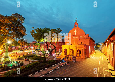 Vista notturna della Chiesa di Cristo, del XVIII secolo la chiesa Anglicana e storico edificio nella città di Melaka, Malaysia. Foto Stock