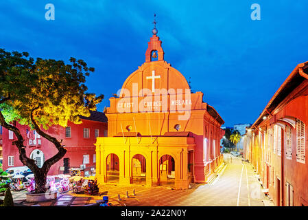 Vista notturna della Chiesa di Cristo, del XVIII secolo la chiesa Anglicana e storico edificio nella città di Melaka, Malaysia. Foto Stock