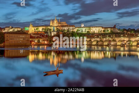 Paesaggio urbano di Praga luci sorprendenti. Incluso tha città vecchia, castello, fiume Moldva e Carlos ponte in questa immagine. Foto Stock