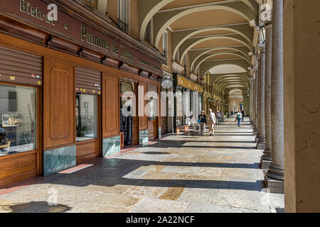 Persone che passeggiano sotto il colonnato eleganti passaggi pedonali lungo Via Sacchi a Torino , Italia , una città più grande area pedonale in Europa Foto Stock