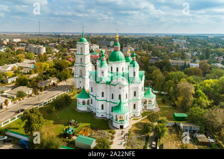 Vista aerea della Cattedrale della Natività della Beata Vergine in città Kozelets, regione di Chernihiv, Ucraina. Cattedrale costruita in stile barocco ucraino styl Foto Stock