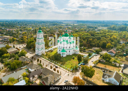 Vista aerea della Cattedrale della Natività della Beata Vergine in città Kozelets, regione di Chernihiv, Ucraina. Cattedrale costruita in stile barocco ucraino styl Foto Stock