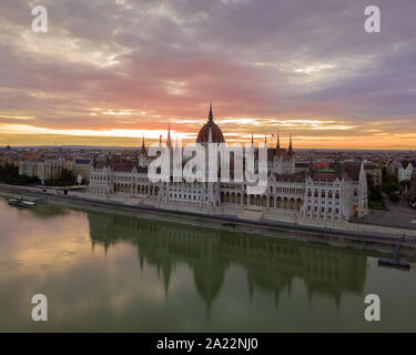 Il Parlamento ungherese in costruzione fantastica mattina autunnale luci. Foto Stock