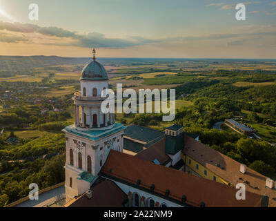 Fantastico video arieal di Pannonhalama abbazia benedettina in Ungheria. Incredibile edificio storico con una bella chiesa e la libreria. Popolari turist Foto Stock