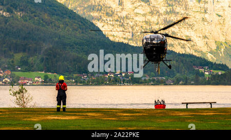 Firemans di Hallstatt, partside del lago. L'elicottero è il prelievo di acqua dal lago. Foto Stock