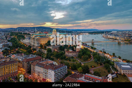 Sunset cityscape forma Budapest con il Castello di Buda con drone. Questa è una destinazione turistica molto popolare nel lato di Buda. Foto Stock