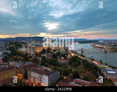 Il castello di Buda con incredibile tramonto. inclusa la catena ponte e fiume Danubio Foto Stock