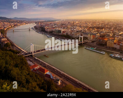 Incredibili luci del mattino su Budapest. Incluso fiume Danubio, il ponte Elisabetta e il Ponte delle catene di Szechenyi. Ungheria. Foto Stock