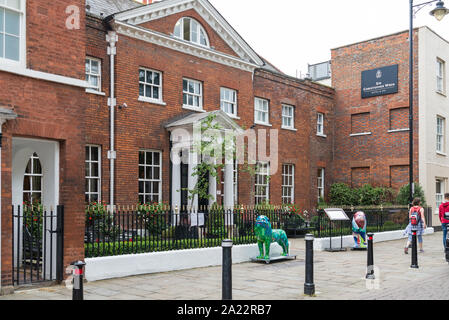 Persone passeggiare tra The Sir Christopher Wren Hotel e Spa in Thames Street, Windsor, Berkshire, Inghilterra, Regno Unito Foto Stock