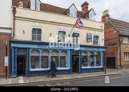 Il gallese e Jefferies e Weatherill fratelli sarti negozi tradizionali di sarti su misura e distributori di Eton uniformi scolastiche. High Street, Eton. Foto Stock