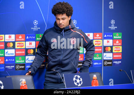 Londra, Regno Unito. Il 30 settembre, 2019. Calcio: Champions League Tottenham Hotspur - FC Bayern Monaco, fase di gruppo, gruppo B, seconda giornata, conferenza stampa FC Bayern in Tottenham Hotspur Stadium. Serge Gnabry da FC Bayern Monaco arriva alla conferenza stampa. Credito: Matthias esitano di fronte/dpa/Alamy Live News Foto Stock