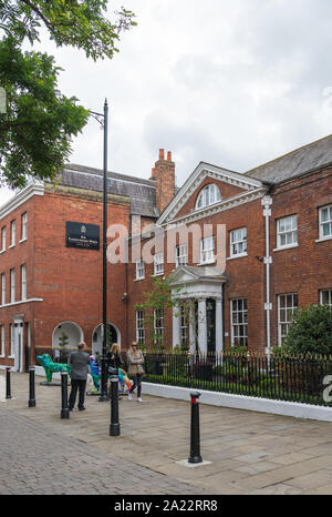 Persone passeggiare tra The Sir Christopher Wren Hotel e Spa in Thames Street, Windsor, Berkshire, Inghilterra, Regno Unito Foto Stock