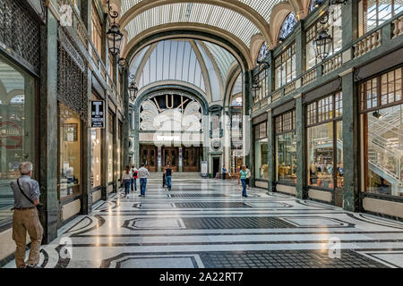 Art deco cinema Lux all'interno del bellissimo soffitto di vetro arcade Galleria San Federico a Torino , Italia