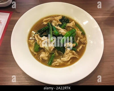Spaghettini fritti con carne di maiale e i broccoli. Foto Stock