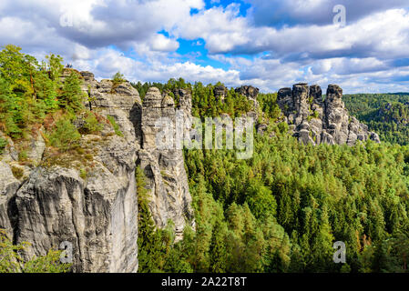 Bastei - Vista della bella roccia della formazione in Svizzera Sassone Parco Nazionale dal Bastei bridge - Elba montagne di arenaria vicino a Dresda e Rathen Foto Stock