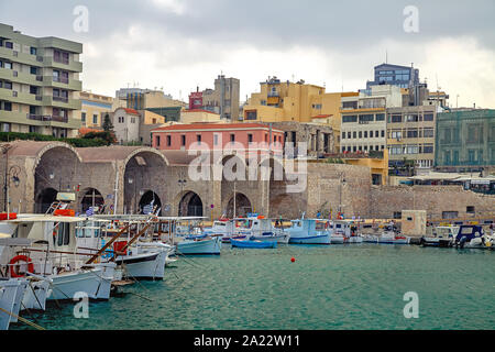 Il vecchio dock sul lungomare di Heraklion. La Grecia. Creta. Foto Stock